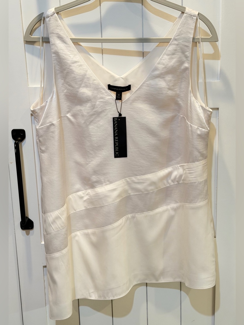 BANANA REPUBLIC NWT Silky Ivory V-Neck Asymmetrical Sleeveless Top
Size Med.  ✨